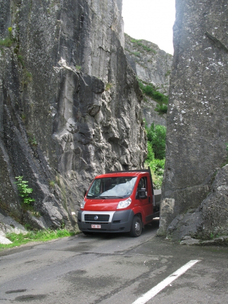 Narrow passage on the road between Anseremme & Dinant