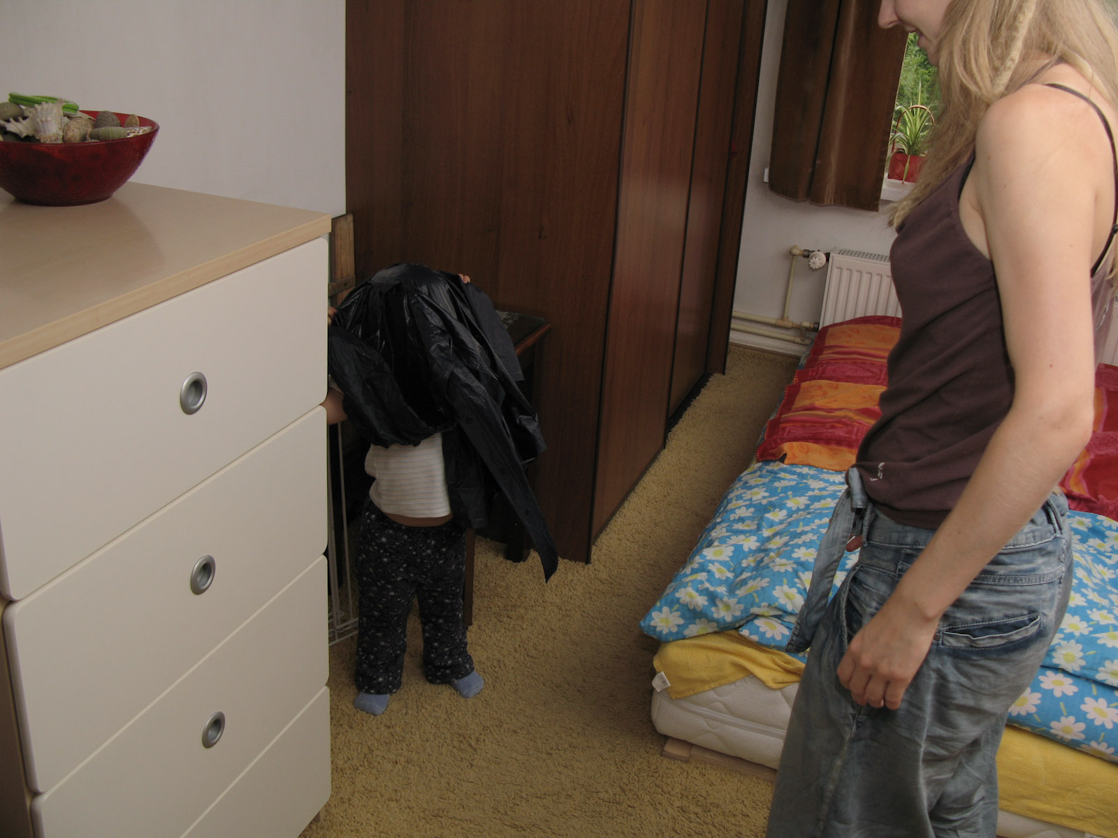 Hanne, Zuza (Bronek\'s niece) and Lala (the doll) play hide and seek
